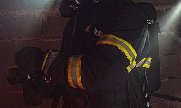 Uniforme retardador de chama reflexivo para lavagem industrial