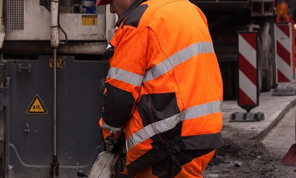 Roupas com fita reflexiva para lavagem industrial costurada