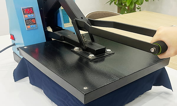 Reflexband zum Aufbügeln positionieren und Hitze anwenden