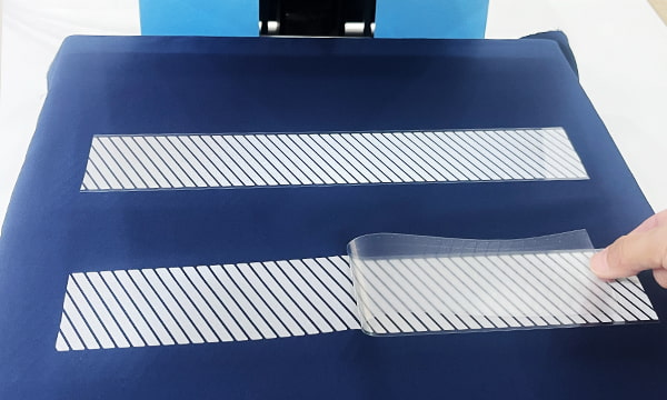Schutzfolie vom Reflexband zum Aufbügeln kalt abziehen