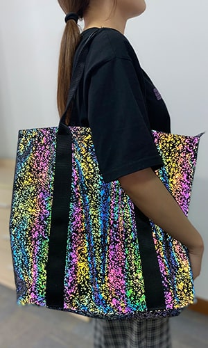 bolsa reflexiva com padrão de impressão