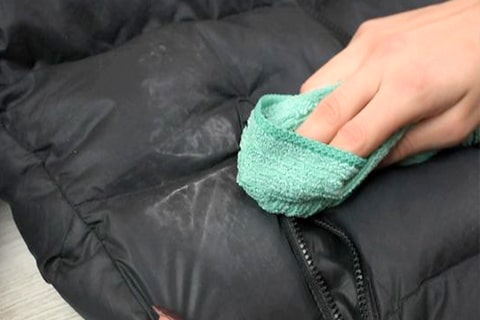 Limpe as manchas no tecido reflexivo