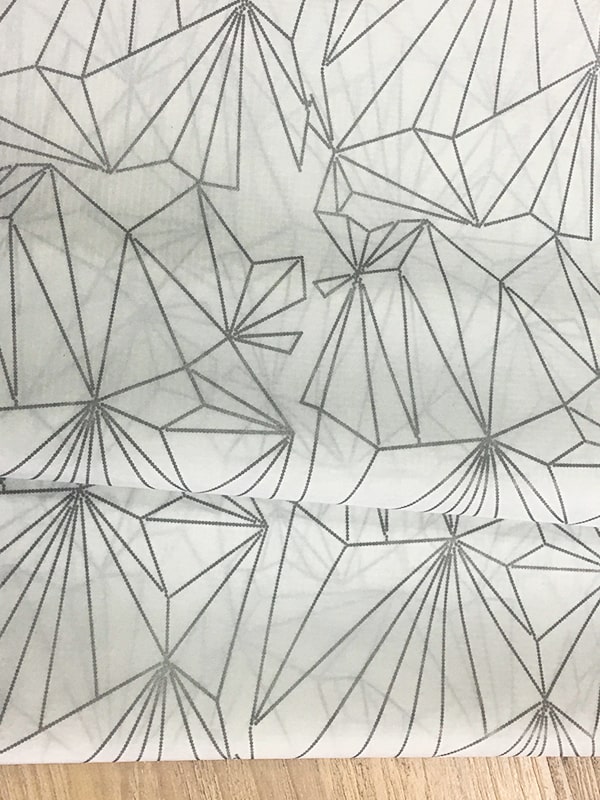 tecido reflexivo com impressão geométrica