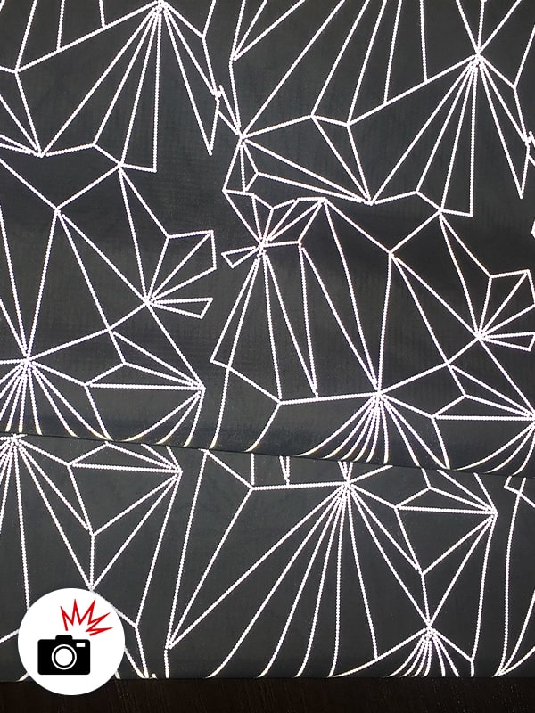 Tecido reflexivo com impressão geométrica