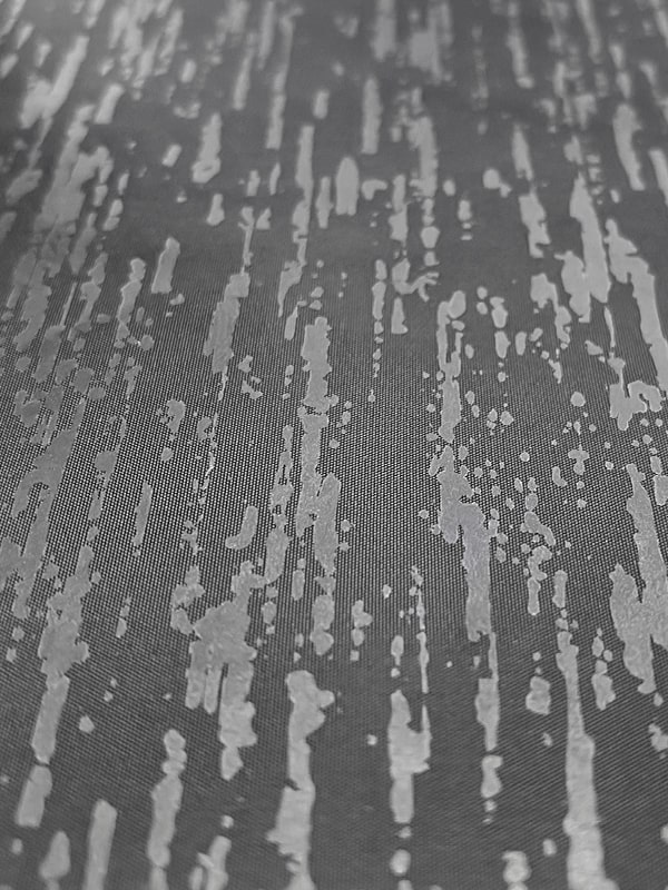 linhas irregulares tecido reflexivo com impressão de arco-íris