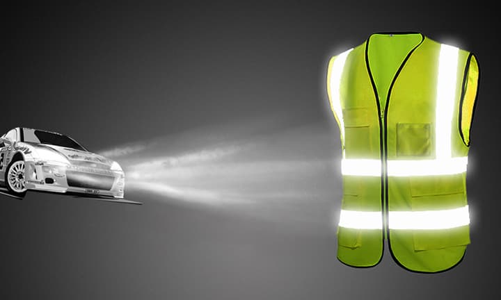 Las luces del coche hacen que las tiras reflectantes brillen intensamente para dar una fuerte advertencia.